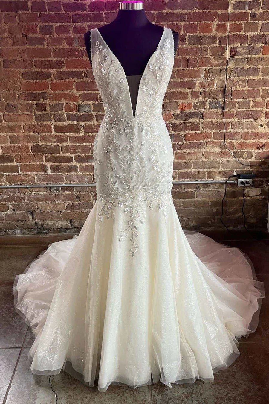 Vestido de novia largo con escote en V y encaje de tul